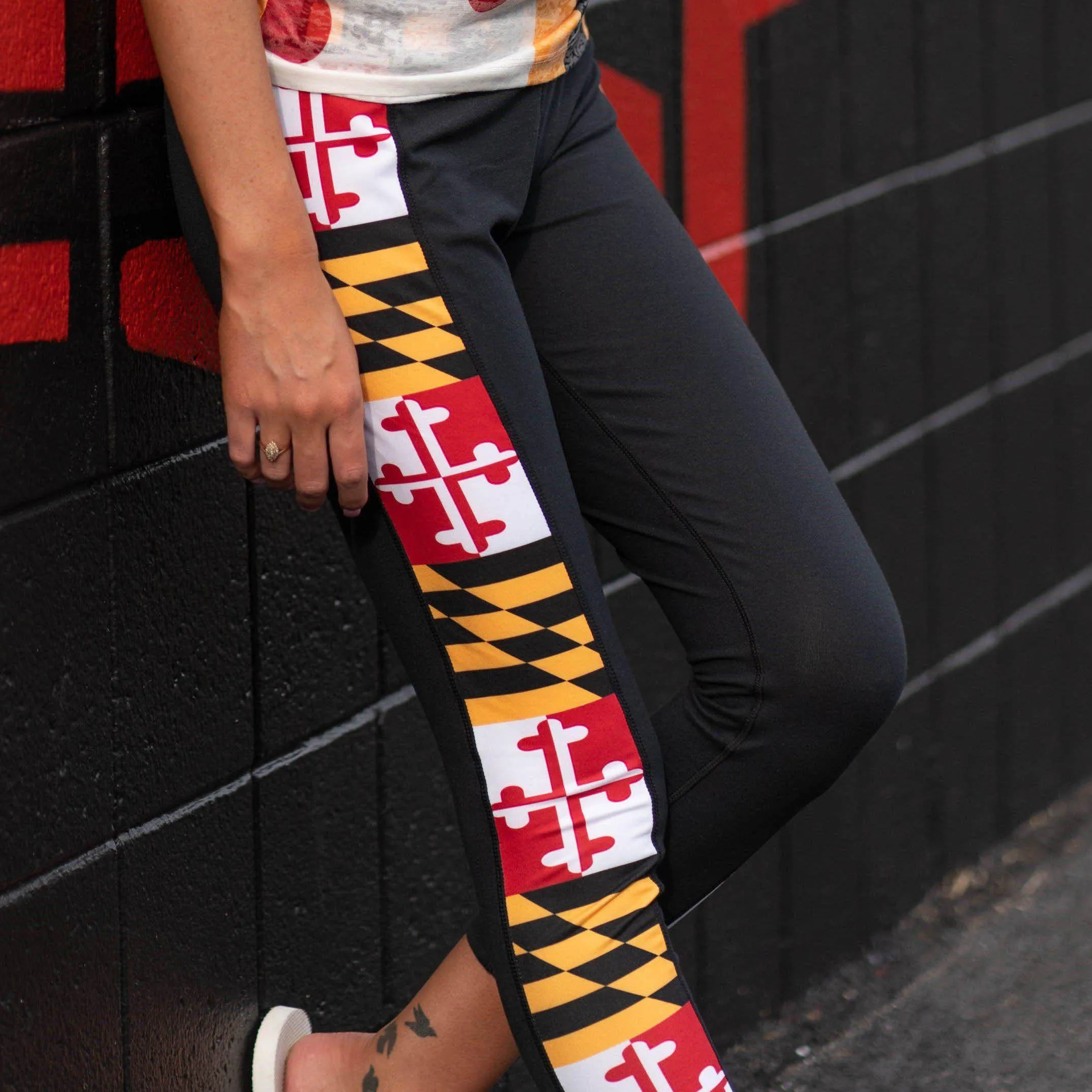 Maryland Flag Sides (Black) / Yoga Leggings